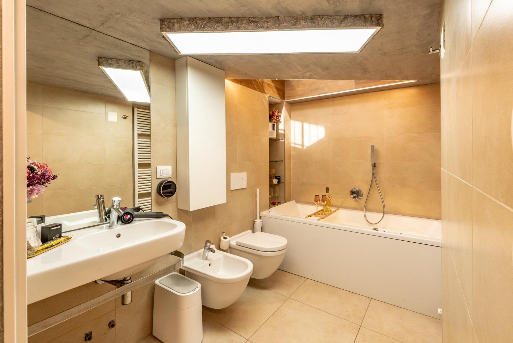 קומו Luxe & Central Haven - Jacuzzi, Sauna, Steam, Private Parking מראה חיצוני תמונה
