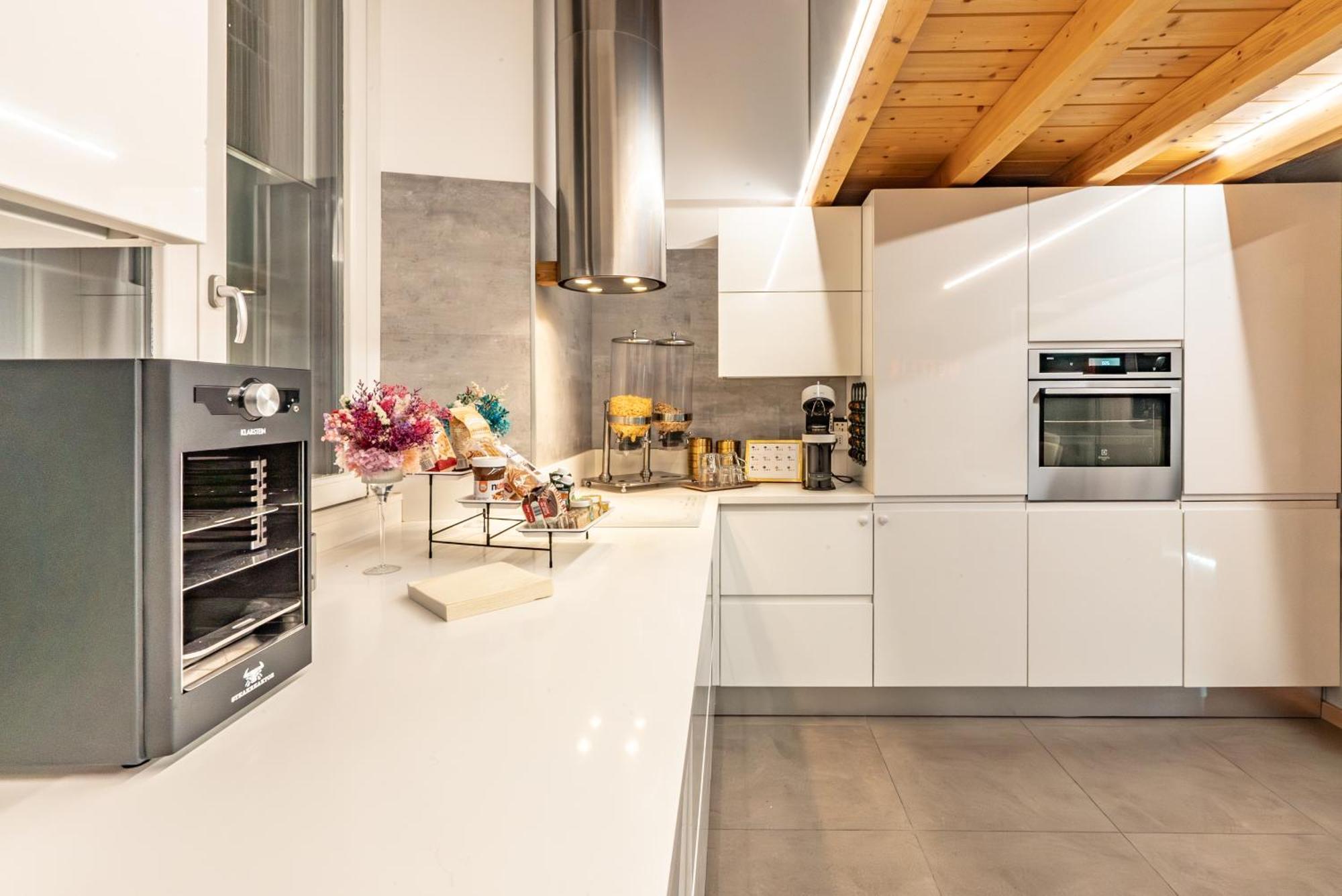 קומו Luxe & Central Haven - Jacuzzi, Sauna, Steam, Private Parking מראה חיצוני תמונה