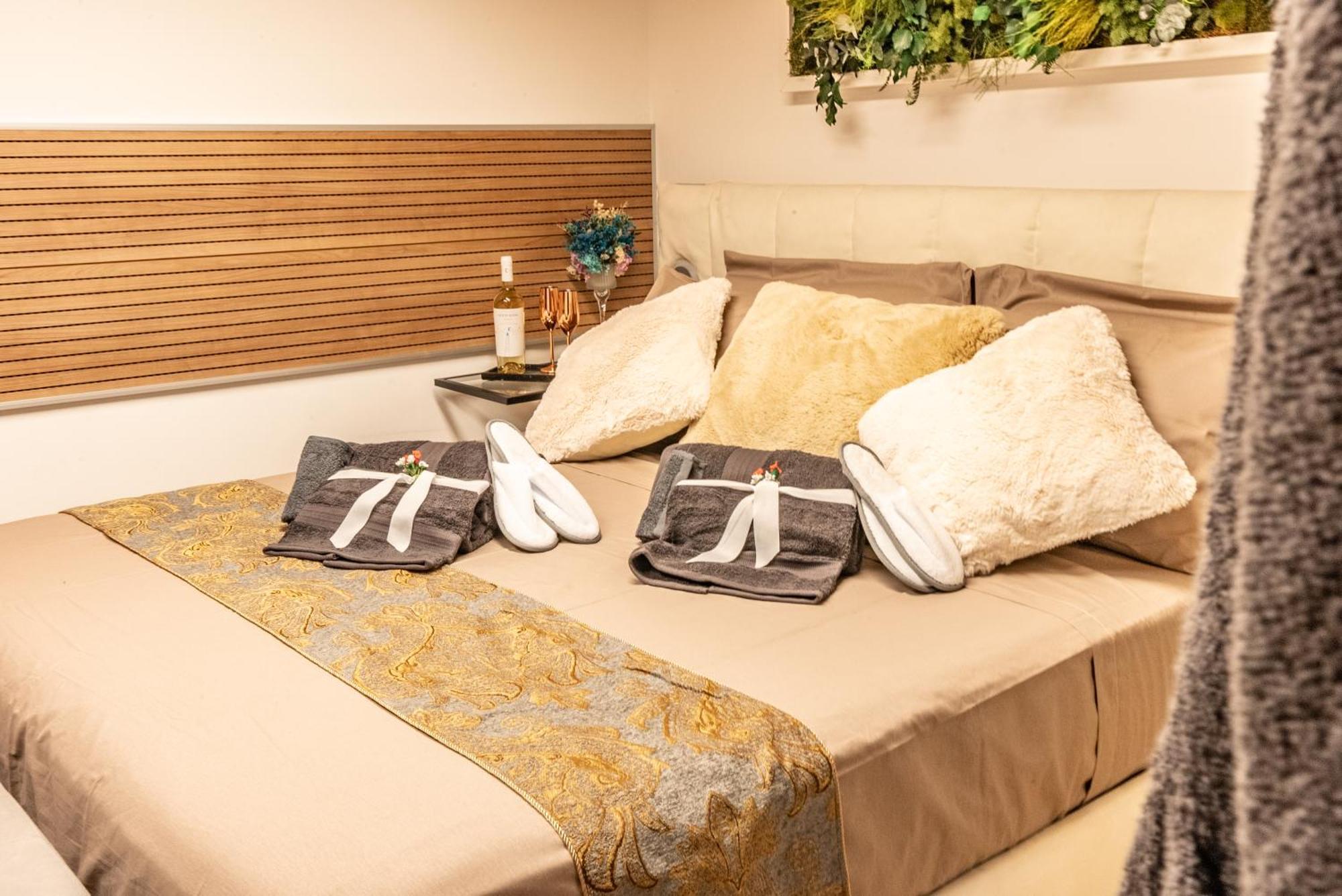 קומו Luxe & Central Haven - Jacuzzi, Sauna, Steam, Private Parking מראה חיצוני תמונה