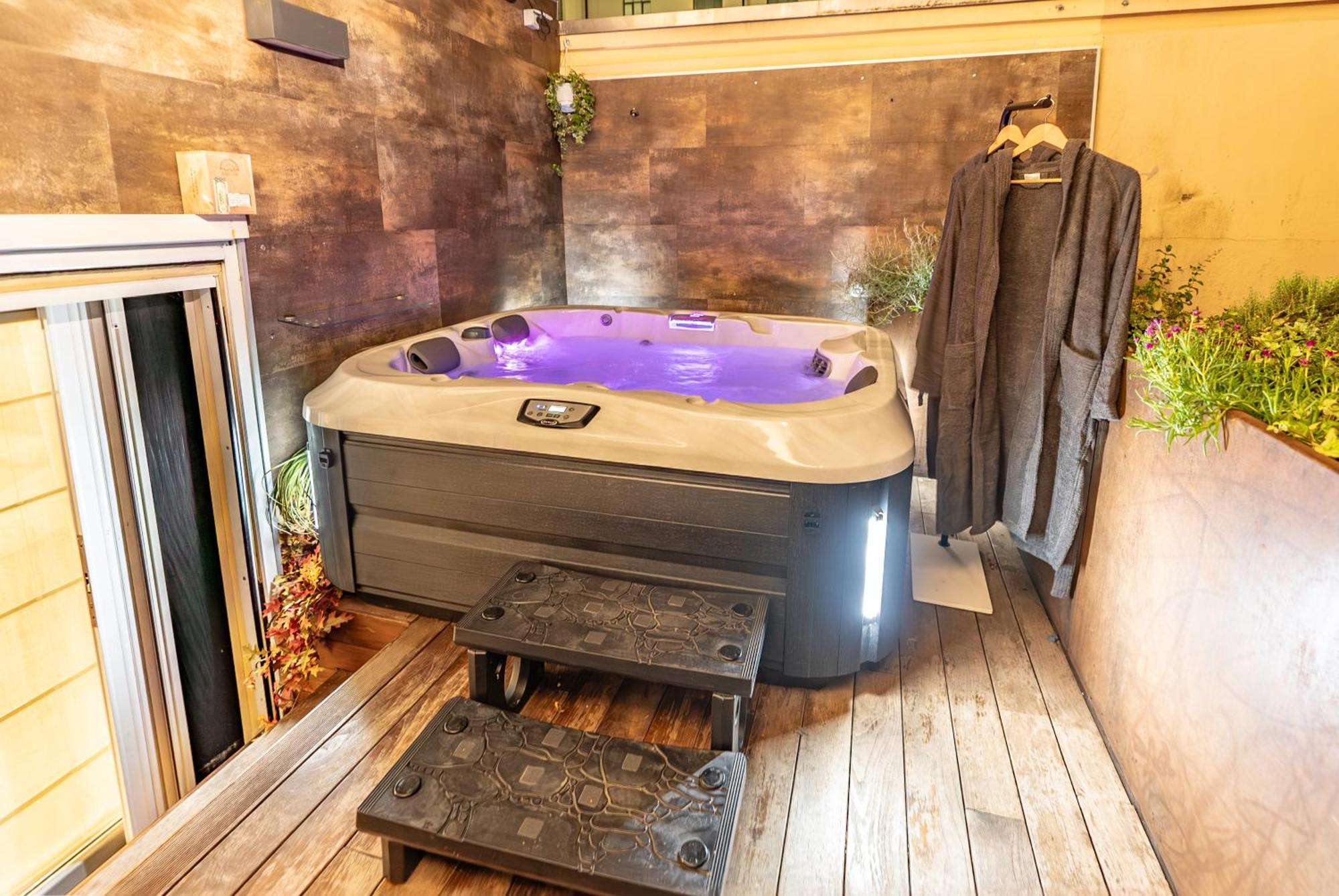 קומו Luxe & Central Haven - Jacuzzi, Sauna, Steam, Private Parking מראה חיצוני תמונה