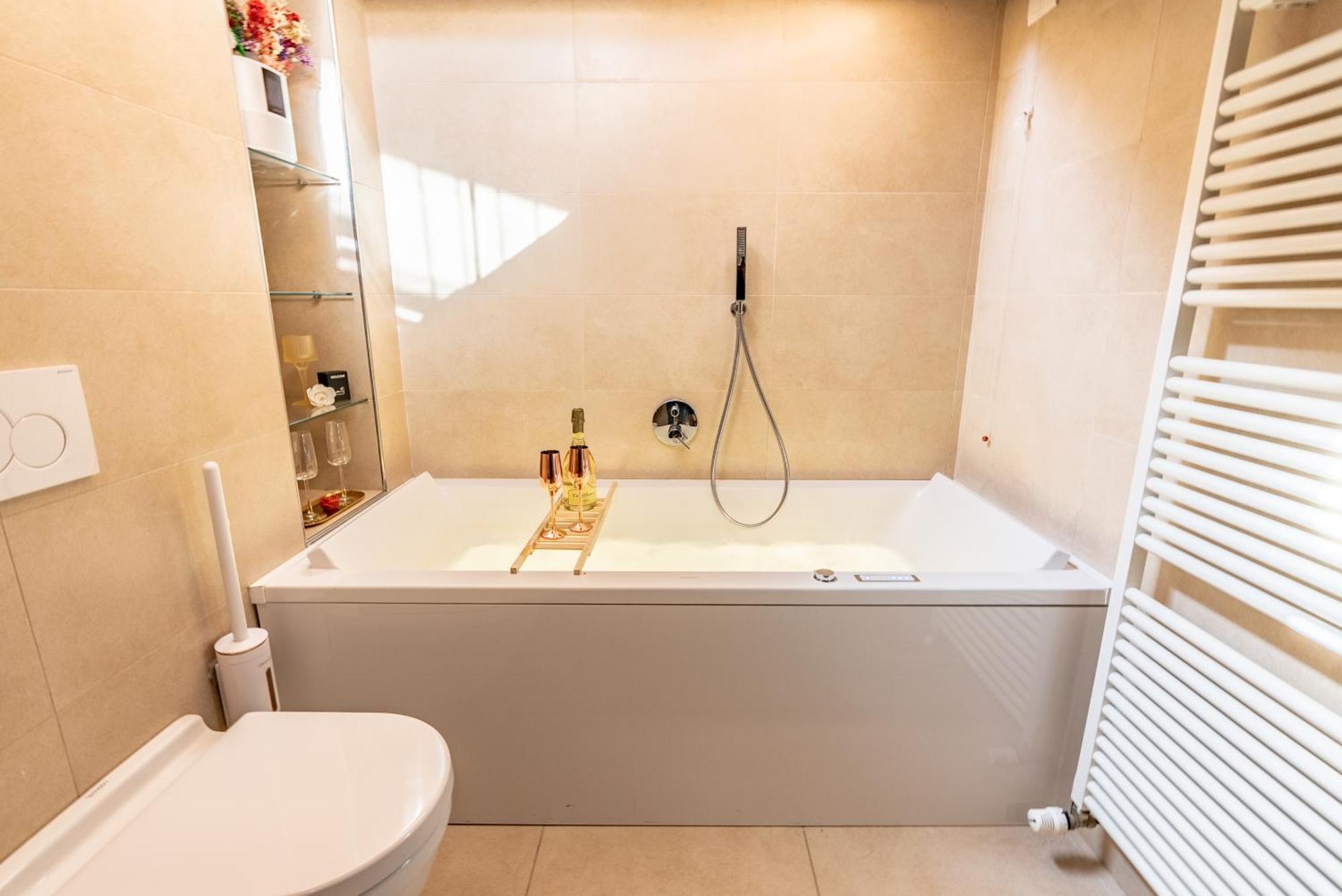 קומו Luxe & Central Haven - Jacuzzi, Sauna, Steam, Private Parking מראה חיצוני תמונה